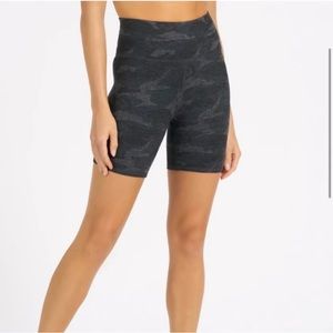 Vuori short high rise. Camo